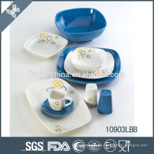 Schöner keramischer Abendessensatz der blauen und weißen Platten